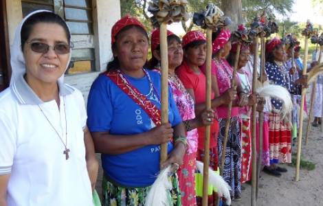 Suor Hermelinda con comunità nivaclé del Paraguay.