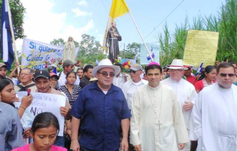 Vescovo di Matagalpa con la comunità