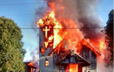 Attaques incendiaires contre les églises