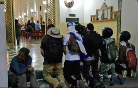Le forze filogovernative mantengono l'assedio alla chiesa nel comune La Trinidad